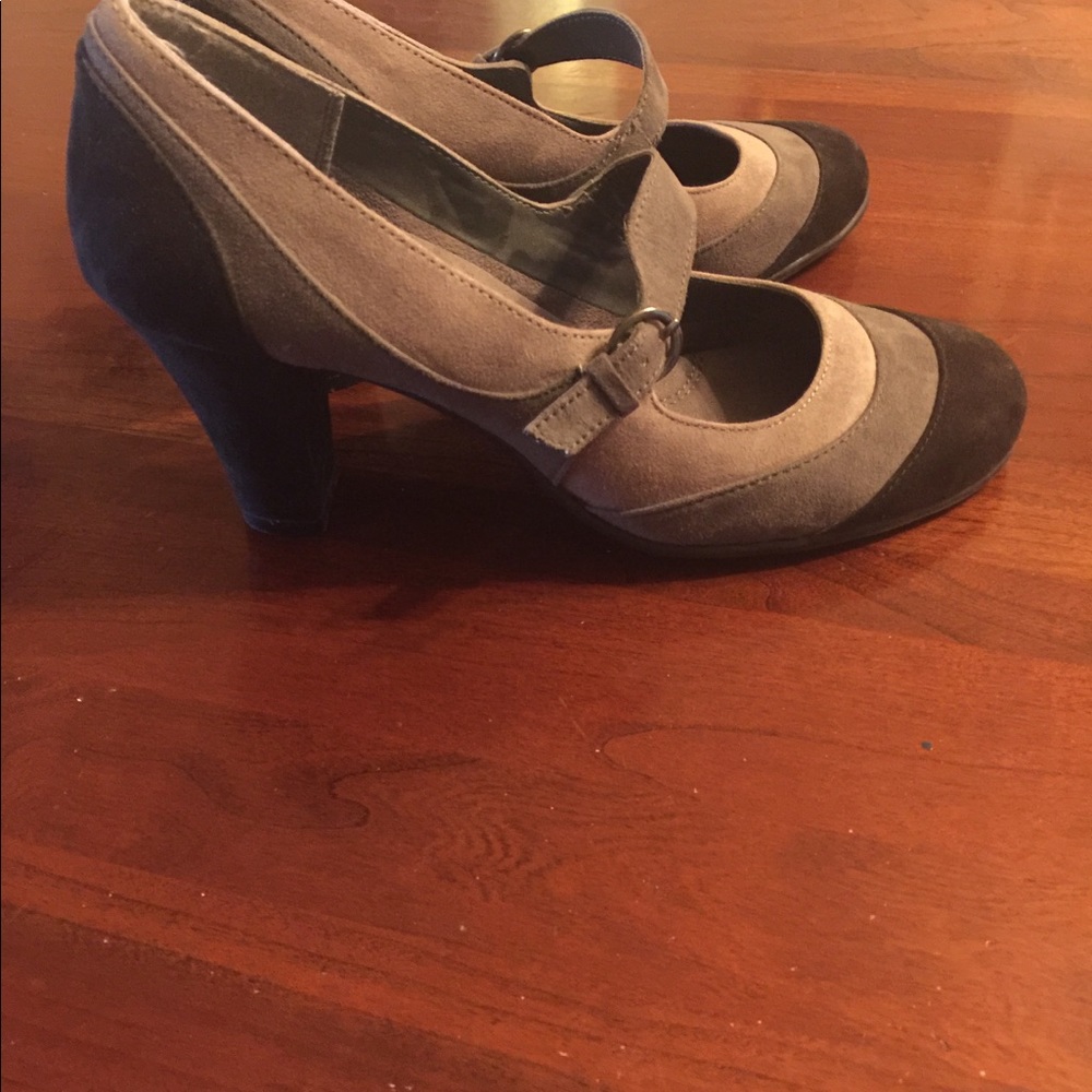 Shoes - Picture 3 of 6